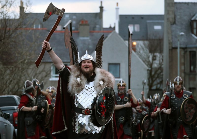 Ludi vikinški festival pali brodove i raspiruje kontroverzu