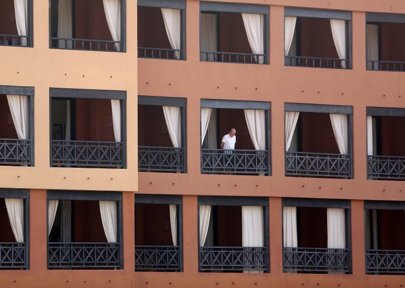 Gosti napuštaju hotel na Tenerifima koji je bio karantena za 1000 turista