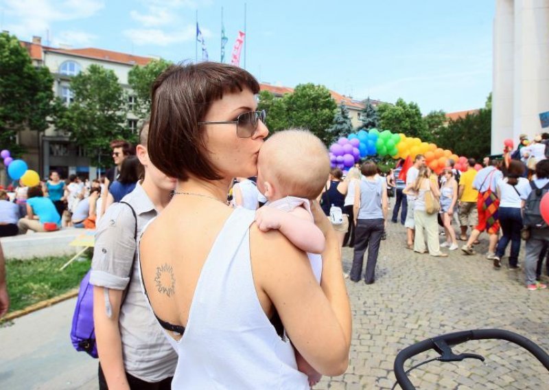 Slovenci odbacili pravo na usvajanje djece gay parovima