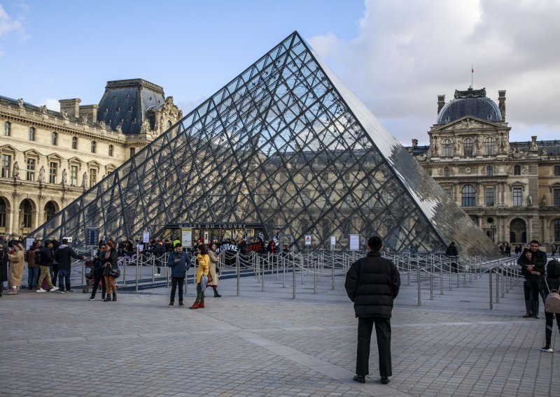 Zbog sastanka o koronavirusu u Parizu zatvoren muzej Louvre