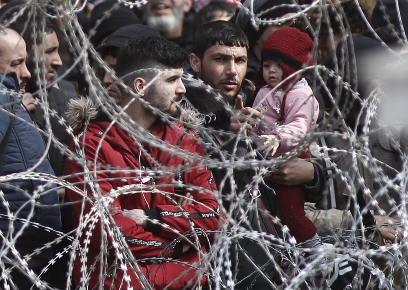 Hrvatska bi se mogla vojskom braniti od dva milijuna migranata koji će krenuti prema zapadnoj Europi, no iz Vlade poručuju: Žilet-žica ne dolazi u obzir