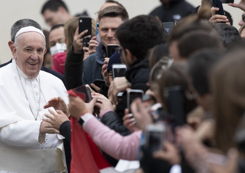 Papa ima novu knjigu: Pomaže čitateljima da ne zamišljaju Boga kao čarobnjaka s čarobnim štapićem