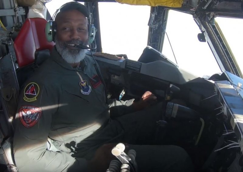 [VIDEO] NBA zvijezda upravljala strateškim bombarderom B-52