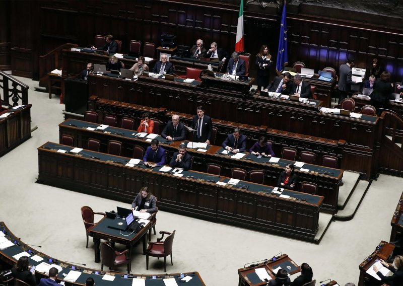 Italija zbog koronavirusa odgodila referendum o smanjenju broja zastupnika