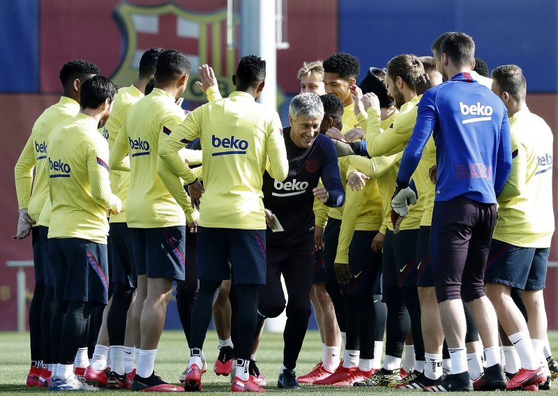 Barcelonin trener našao se u neugodnoj situaciji: od Messija i igrača tražio oprost za svog pomoćnika