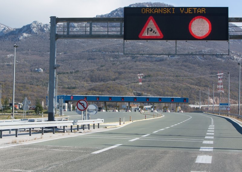 Na Jadranu olujna bura, preko Paškog mosta i na A1 od Svetog roka do Posedarja zabranjen promet za kamione i autobuse