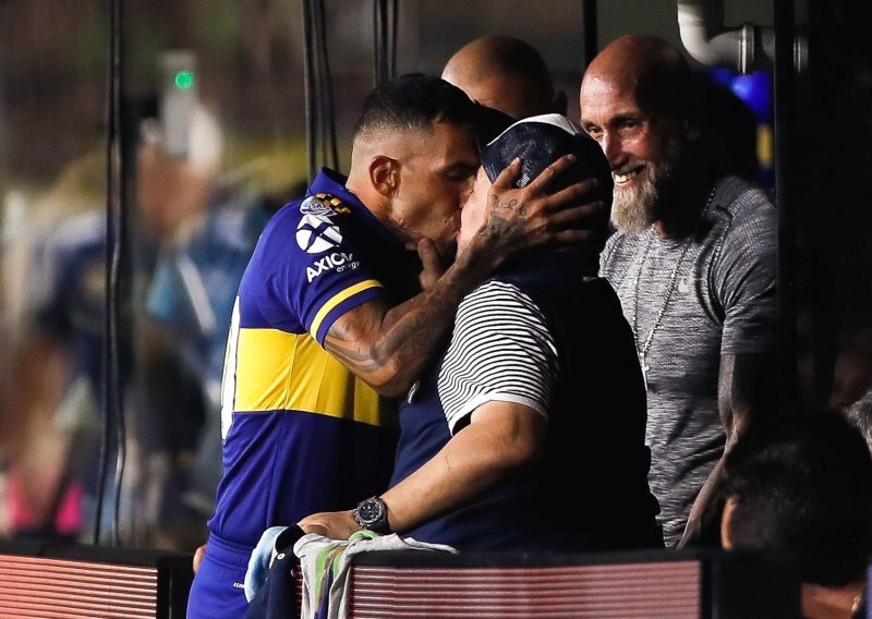 Strastveni poljubac u usta Carlosa Teveza i diega Maradone donio je neviđeno slavlje navijačima Boca Juniorsa