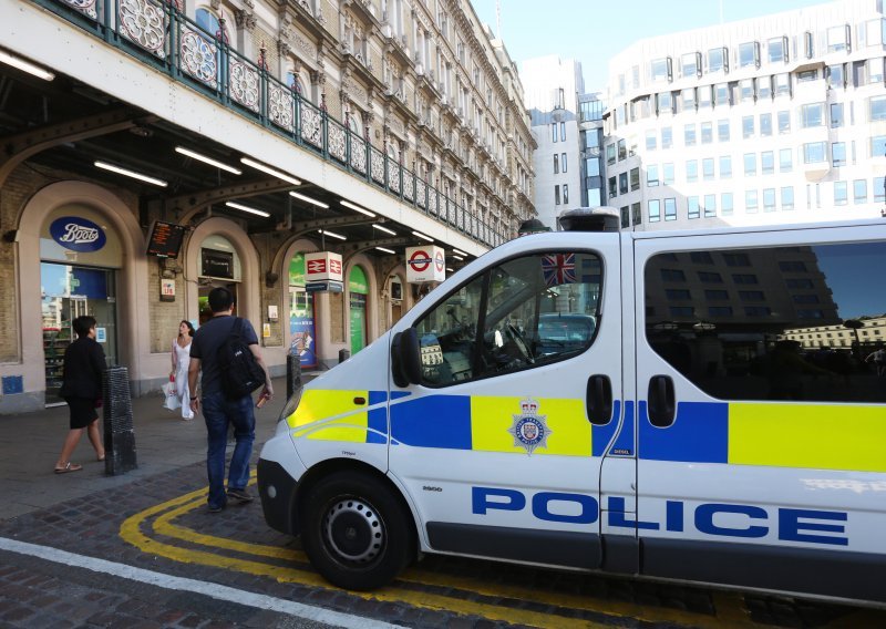 Britanski policajci ubili muškarca s noževima