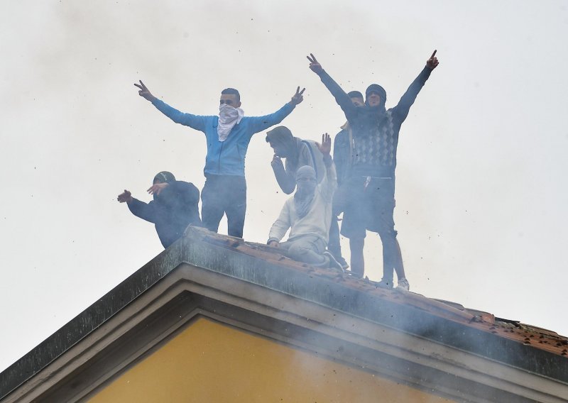 [FOTO] Potpuni kaos u talijanskim zatvorima: Zatvorenici otimaju čuvare i pale sve pred sobom