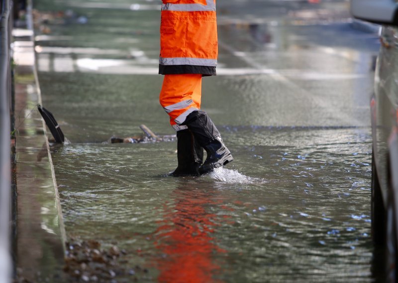U Vodovodnoj ulici u Zagrebu pukla vodovodna cijev, zbog poplavljene ceste gužve u prometu