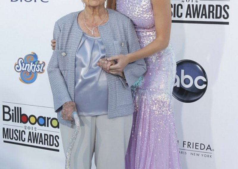 Katy Perry povela 91-godišnju baku na dodjelu nagrada