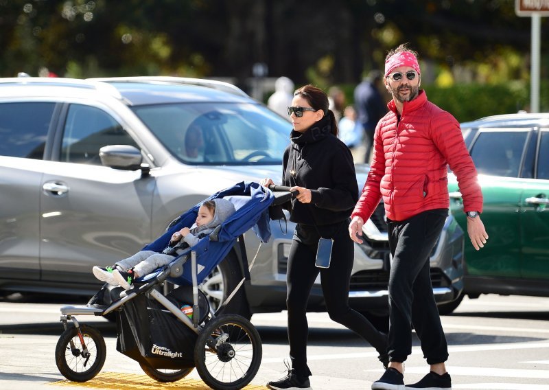 Eva Longoria nakratko pobjegala iz karantene u šetnju sa suprugom i sinčićem