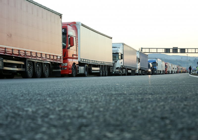 [FOTO / VIDEO] Osam sati od početka formiranja krenuo kamionski konvoj kroz Hrvatsku