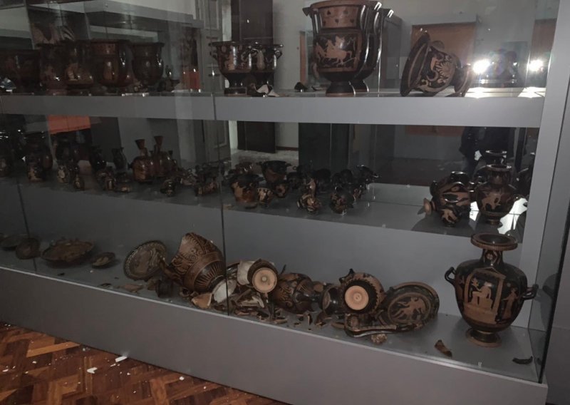 U Arheološkom muzeju stradalo i 25 posuda iz zbirke grčkih vaza