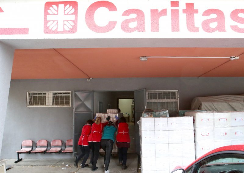 Caritas organizirao dostavu paketa pomoći na kućne adrese