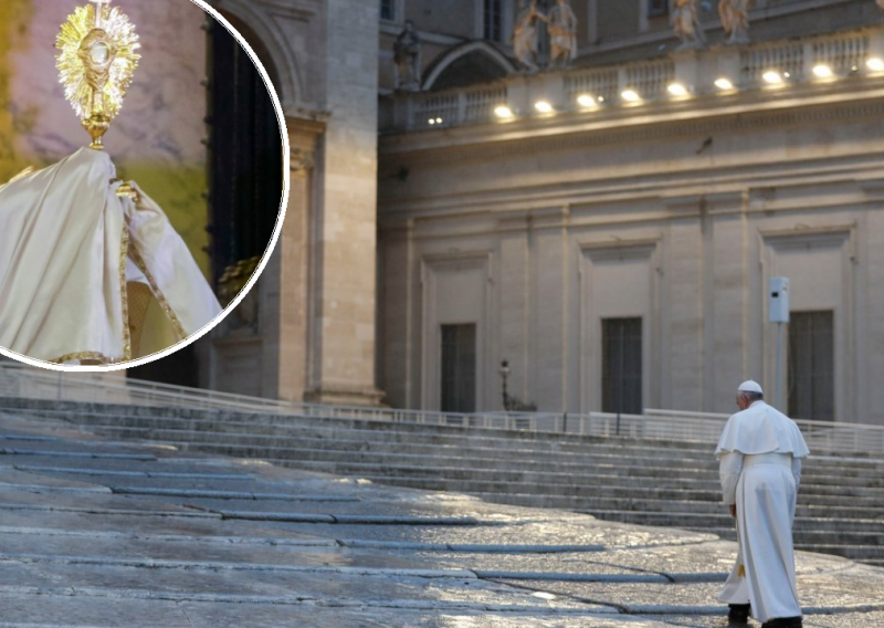 Scene za povijest: Papa Franjo na sablasno praznom Trgu Sv. Petra vodio izvanredni 'Urbi et Orbi'