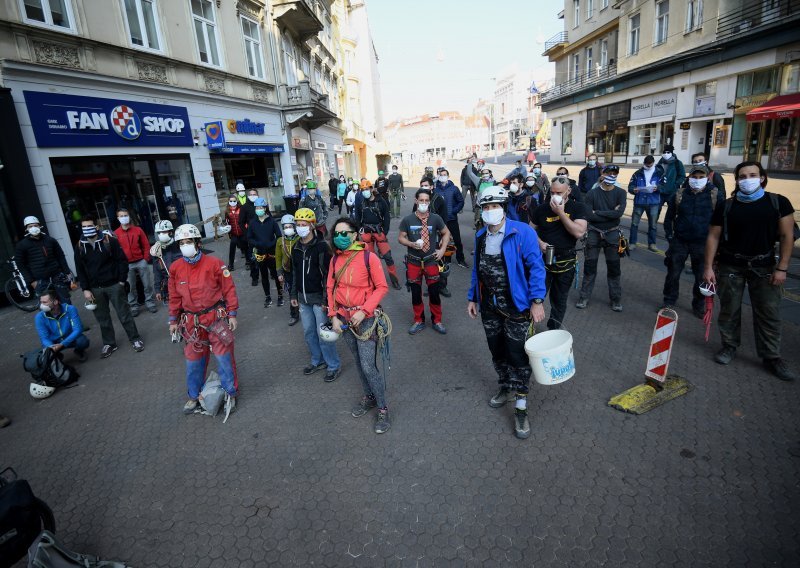 [FOTO] Gužva u centru Zagreba, no ne onakva na kakvu bi pomislili: Ova mala 'vojska' život stavlja po strani i pomaže Zagrepčanima
