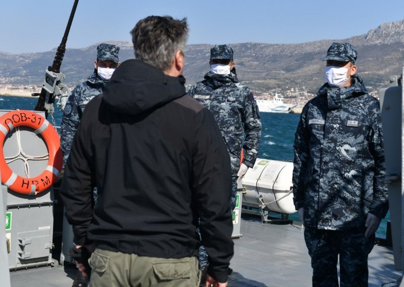 Predsjednik Milanović s pripadnicima Obalne straže na plovidbi ophodnog broda