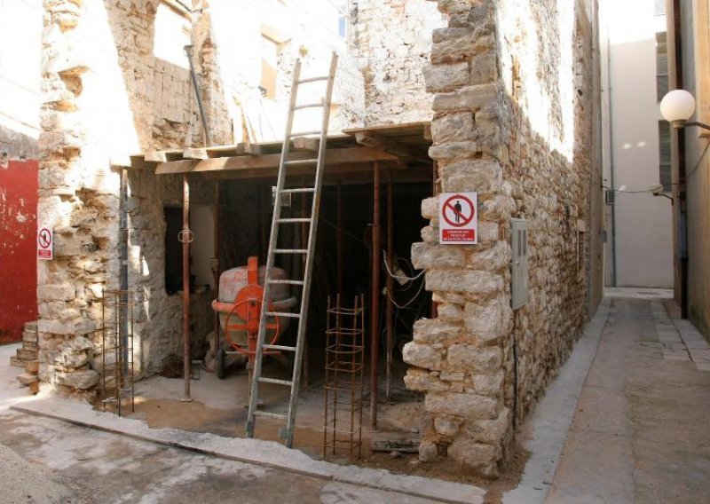 Sestri Dijane Čuljak zaustavili radove na obnovi stare zgrade