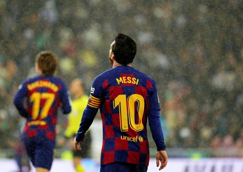 Lionel Messi zbog svađe s upravom uskoro napušta Barcelonu, a izgleda da već ima i novi klub: 'Kraj godine donosi čudesne stvari'