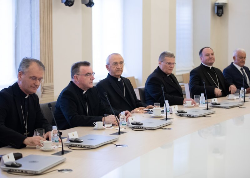 Hrvatski biskupi uputili vjernicima uskrsnu poruku i čestitke