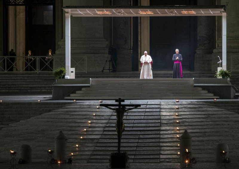 Papa Franjo legao pred oltar, Križni put na praznom Trgu svetog Petra