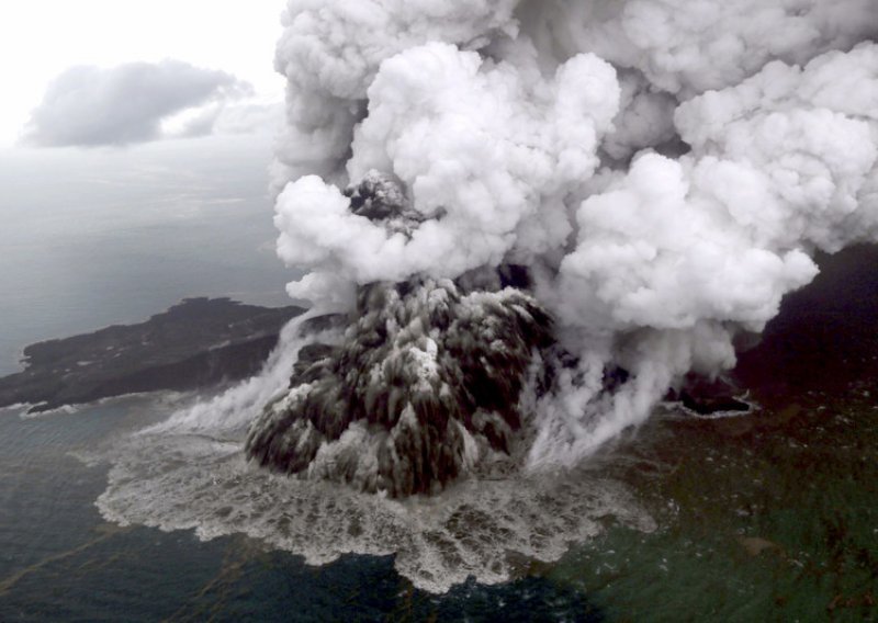 Erumpirao vulkan Anak Krakatau; posljednji put izazvao je kobni tsunami