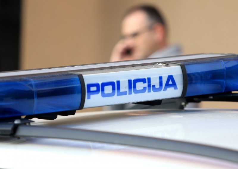 Strava kod Ploča; nakon sudara s kamionom, automobil se survao u provaliju; vozač helikopterom prevezen u bolnicu u Splitu
