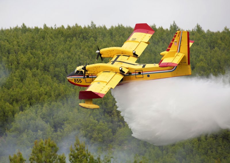 Vojni avioni gase požar na miniranom terenu na Dinari