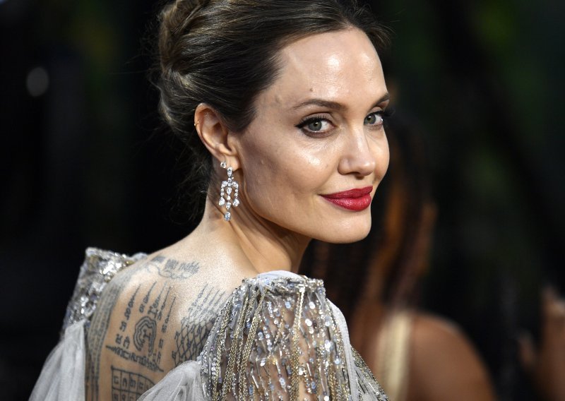 Angelina Jolie poslala snažnu poruku: ‘Brinite jedni o drugima i volite se’
