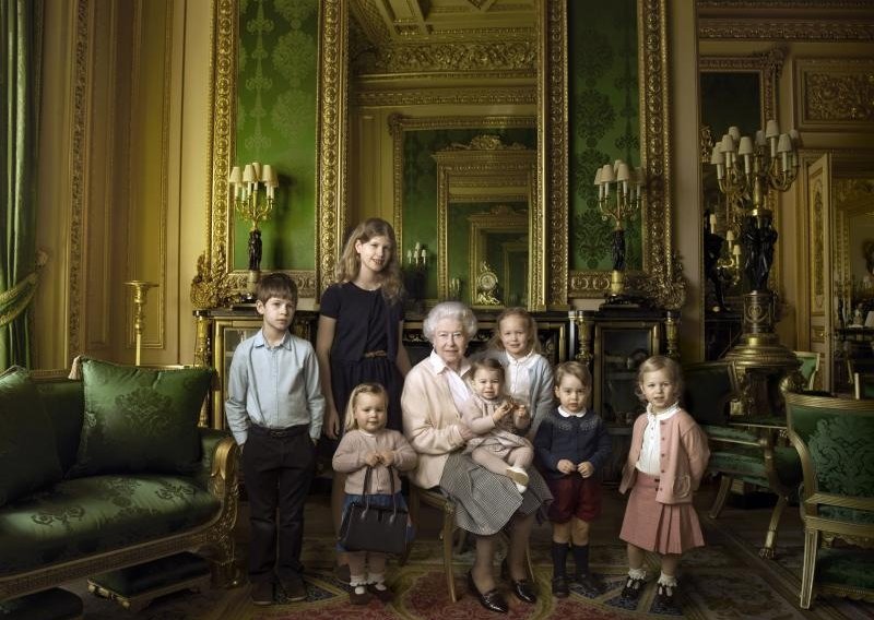 Kraljica Elizabeta II. s praunucima pozirala Annie Leibovitz