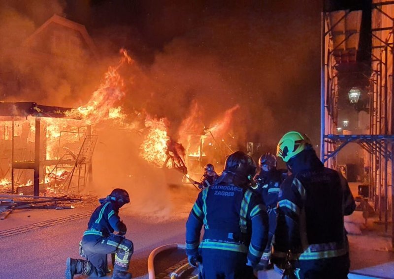 Vatra progutala štandove i automobil na zagrebačkoj Opatovini, od vrućine popucali prozori na zgradama