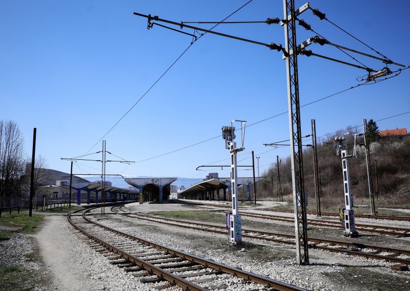 Nalet vlaka na automobil s tri osobe u Brdovcu, jedna osoba smrtno stradala