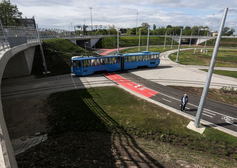 [FOTO] Tramvaji ponovno voze u Zagrebu nakon potresa, među trasama je i ona preko obnovljenog rotora u Remetincu