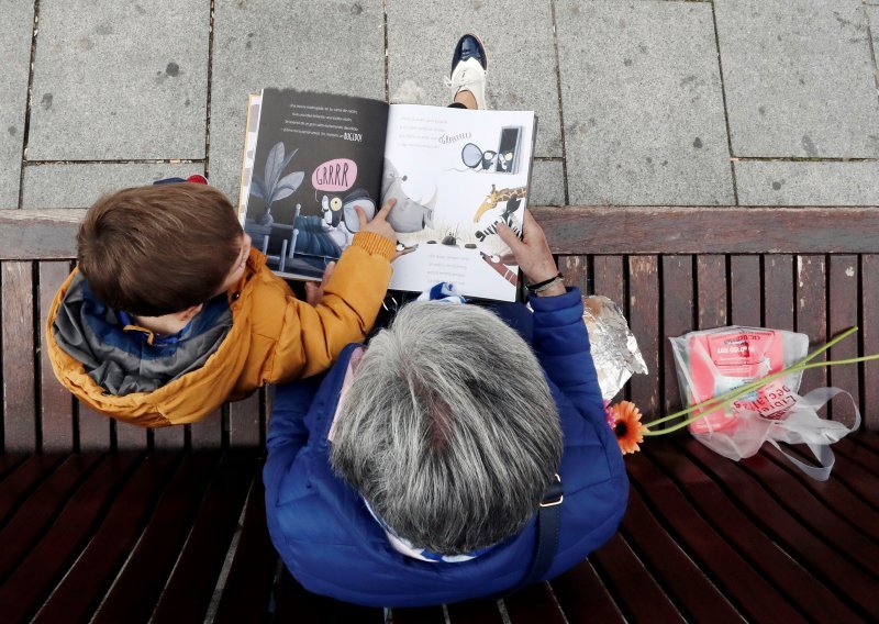 Švicarska promijenila stav: Unuci smiju grliti bake i djedove