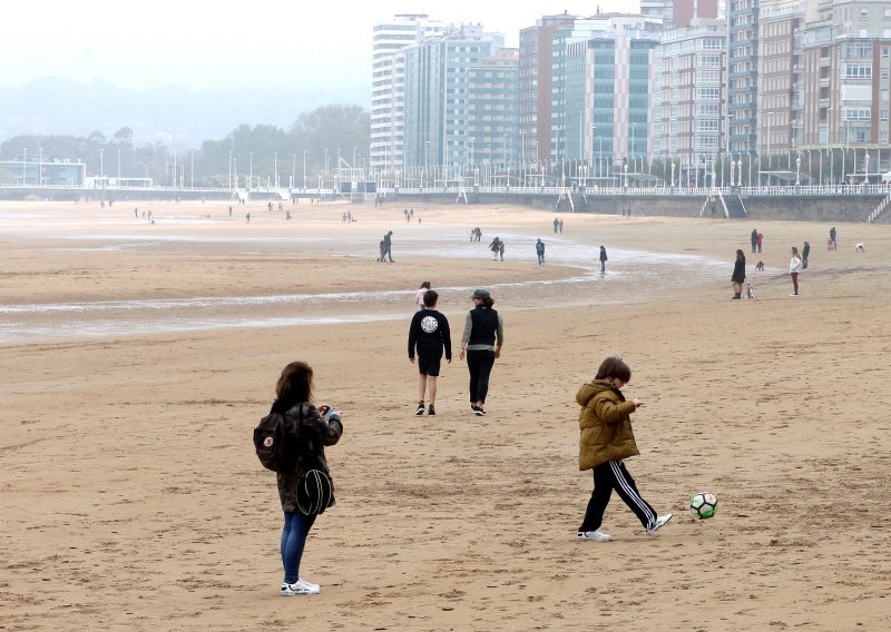 Španjolci prskali plaže izbjeljivačem da zaštite djecu od koronavirusa