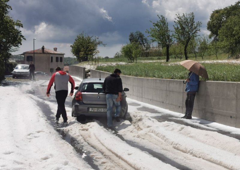 [VIDEO/FOTO] Snažna tuča zatrpala ceste u središnjoj Istri, uništeni su i brojni usjevi