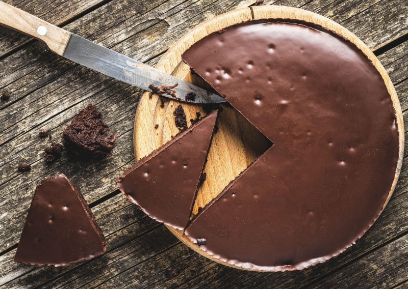 Čokoladna torta koju ćete napraviti bez puno muke i uživati u svakom zalogaju