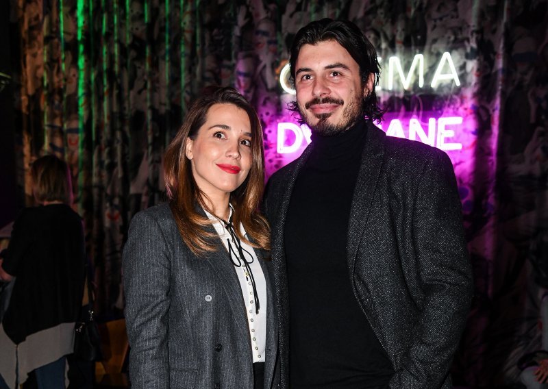 'Zagrljeni, zagrljeni': Marijana Batinić raznježila romantičnim selfiejem sa suprugom Matejem
