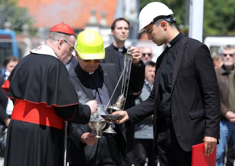 Kardinal Bozanić blagoslovio privremene križeve na Katedrali