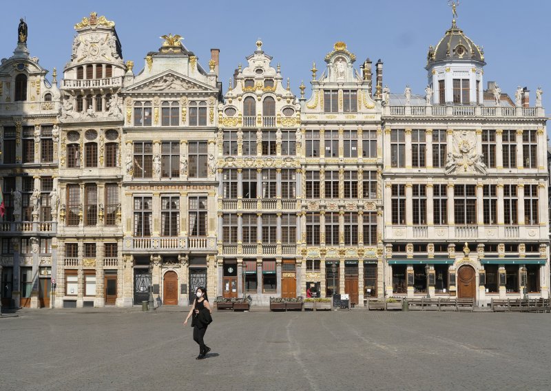Belgijski kuhari poredali kuharske košulje kako bi podsjećale na groblje na glavnom trgu u Bruxellesu