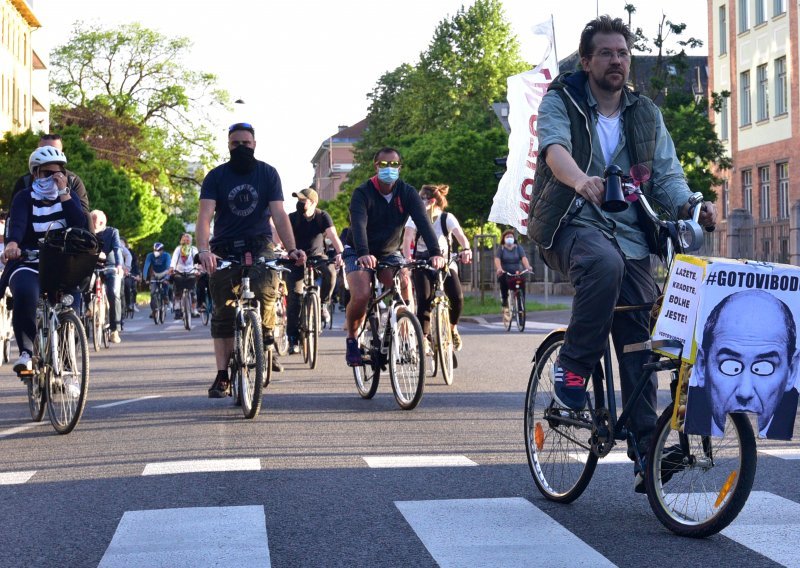 Prosvjednici na biciklima u Ljubljani: Janša vodi Sloveniju u autoritarni sustav po uzoru na Orbanovu vladavinu