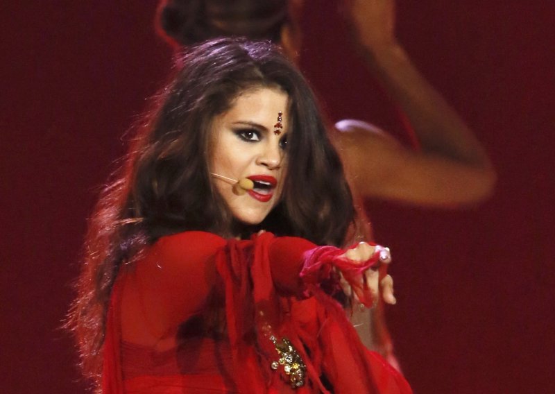 Bez čega Selena ne ide na turneju?