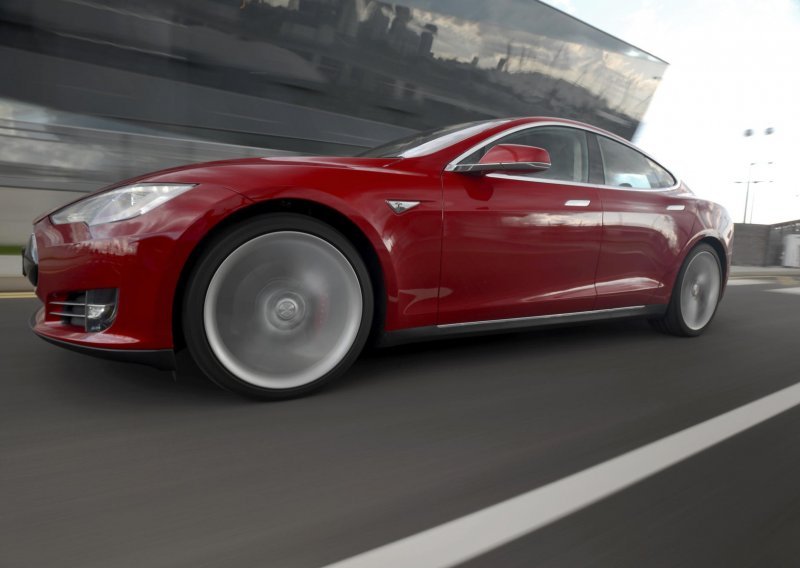 Tesla Model S se zabio u parkiranu prikolicu ispred sebe, no tko je kriv?