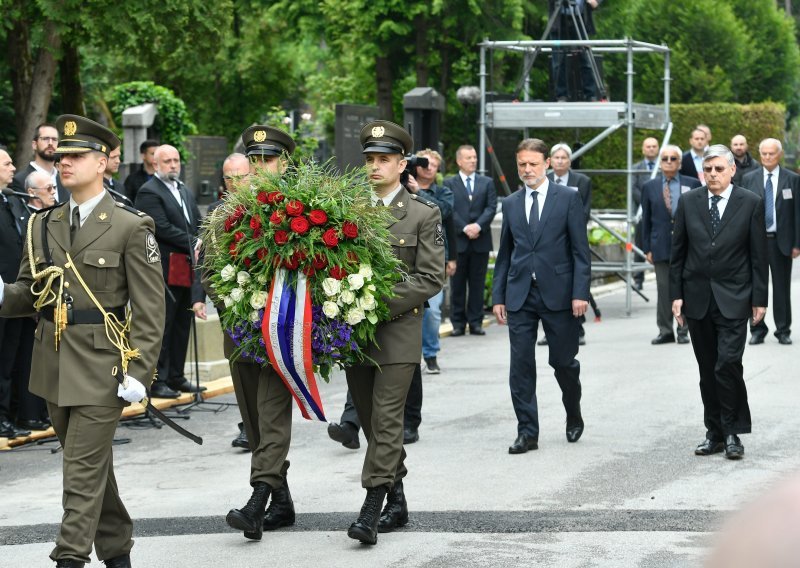 [FOTO/VIDEO] Jandroković na Mirogoju položio vijenac za bleiburške žrtve i poručio: Sabor je pokrovitelj komemoracije na Bleiburgu, tako treba i ostati