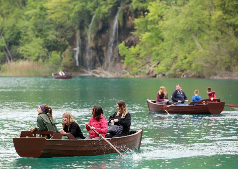 [VIDEO/FOTO] Domaći turisti subotu iskoristili za uživanje u ljepotama Plitvičkih jezera, mnogi i po prvi put
