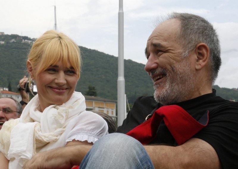 Top izgled u 61. godini: Supruga Đorđa Balaševića plijeni pažnju u mini suknji