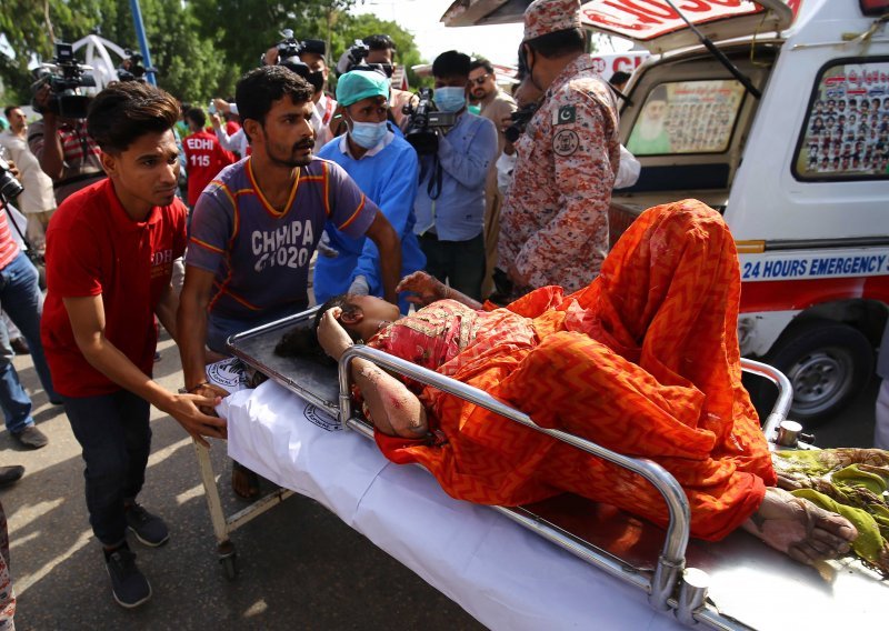U bolnice u Karachiju stiglo 56 tijela s mjesta zrakoplovne nesreće