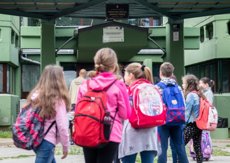 Diljem Europe djeca su se vratila u školske klupe, no jesu li doista otpornija na virus? Znanstvenici nisu sigurni, pa odluku prepuštaju političarima