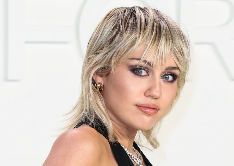 Miley Cyrus dečku napravila istu frizuru koju i sama nosi
